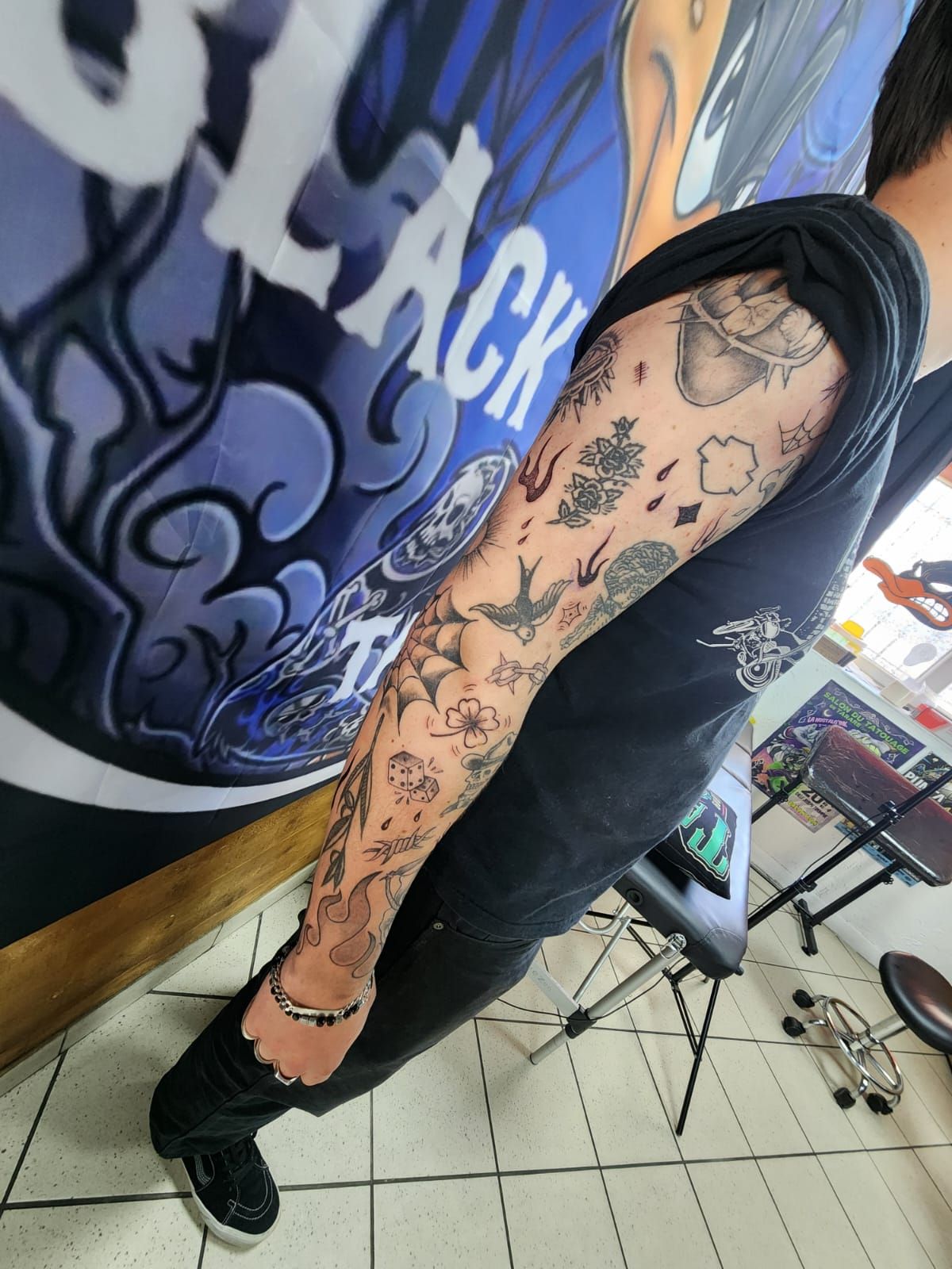 Tatouage dot work réalisé par Black Chick Tattoo