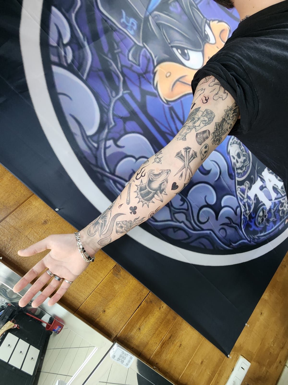 Tatouage pointillisme dot work réalisation 1 — Black Chick Tattoo Tours-en-Savoie