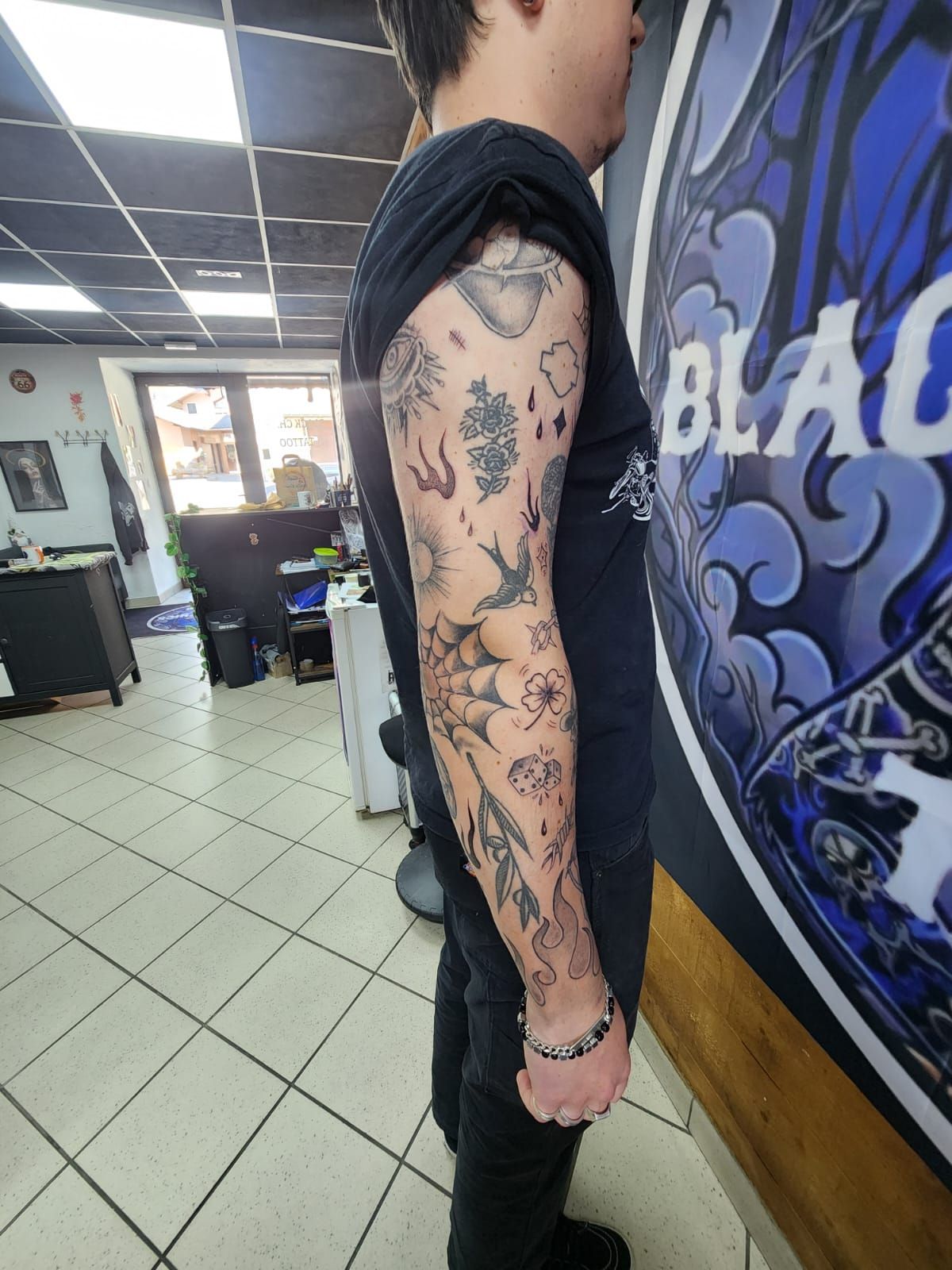 Tatouage pointillisme dot work réalisation 5 — Black Chick Tattoo Tours-en-Savoie