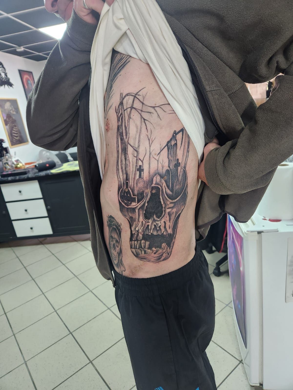 Tatouage pointillisme dot work réalisation 8 — Black Chick Tattoo Tours-en-Savoie