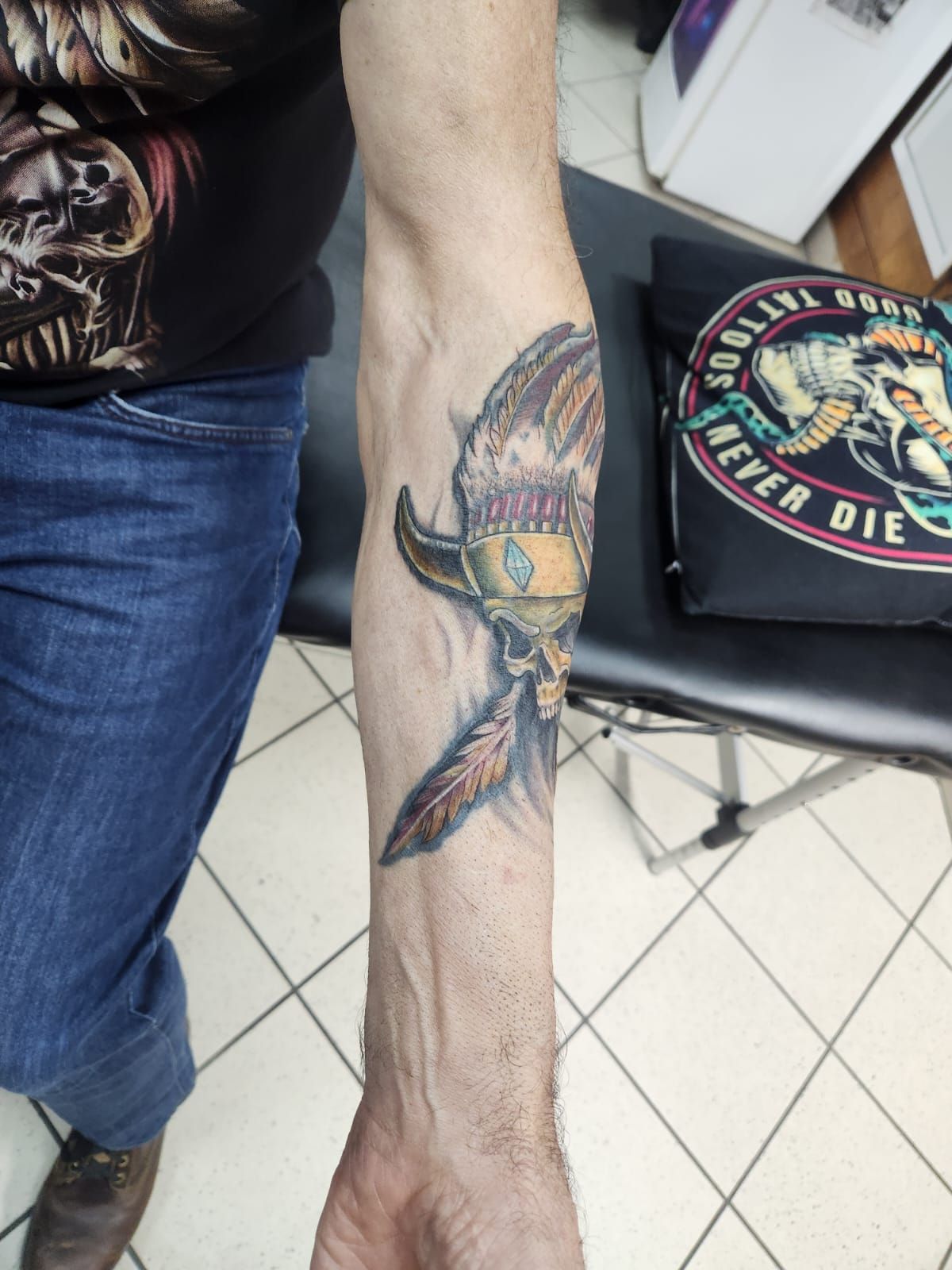 Tatouage pointillisme dot work réalisation 13 — Black Chick Tattoo Tours-en-Savoie