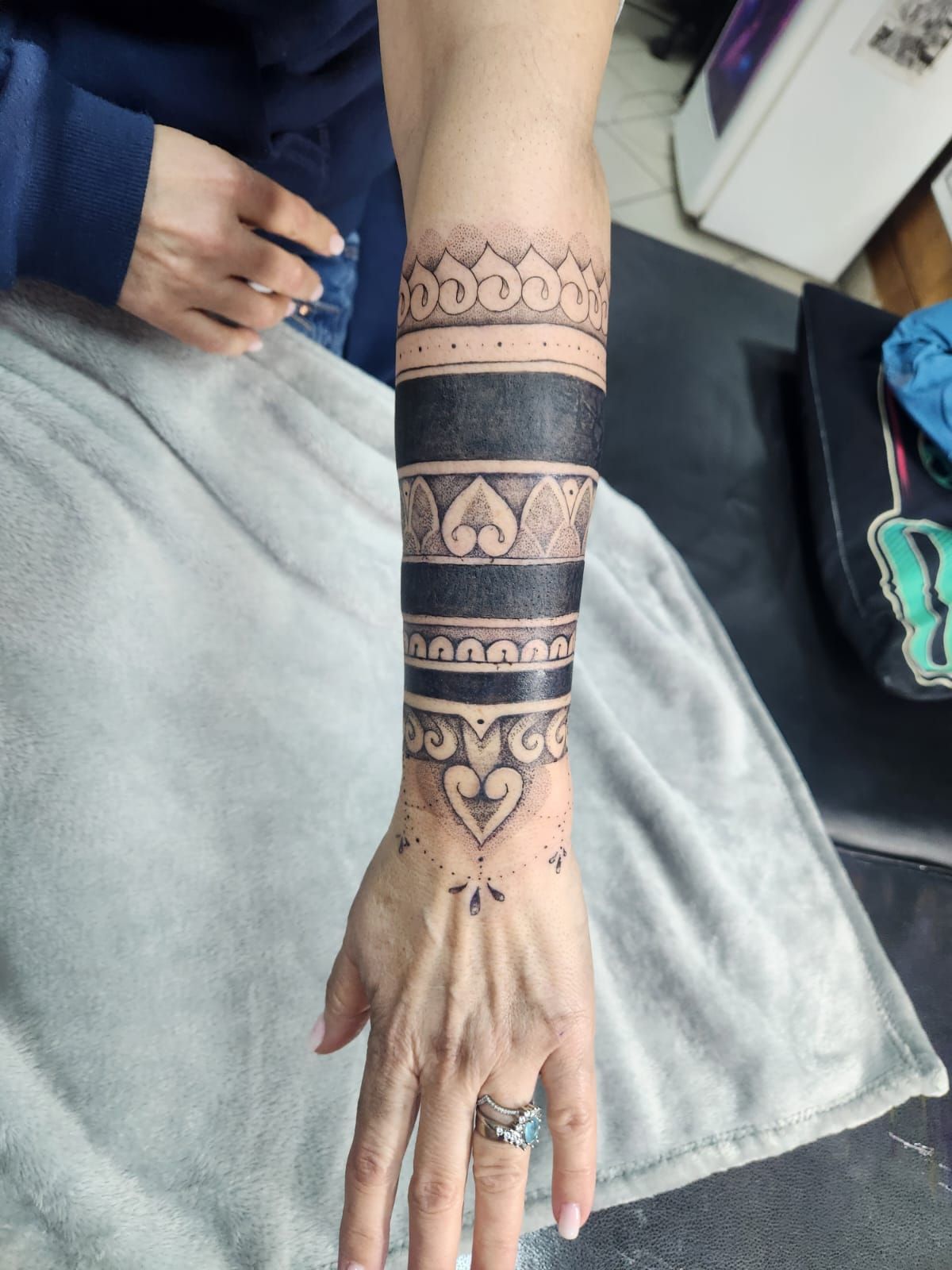 Tatouage pointillisme dot work réalisation 15 — Black Chick Tattoo Tours-en-Savoie
