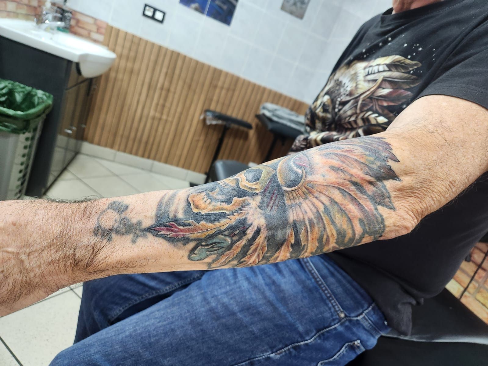 Tatouage pointillisme dot work réalisation 17 — Black Chick Tattoo Tours-en-Savoie