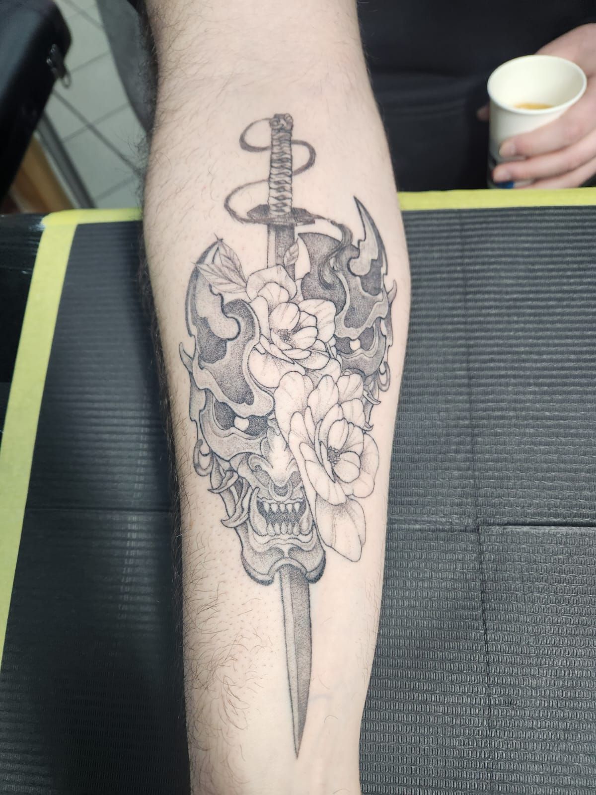 Tatouage pointillisme dot work réalisation 18 — Black Chick Tattoo Tours-en-Savoie