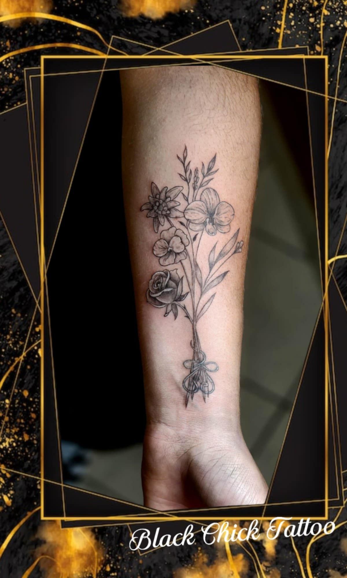Tatouage pointillisme dot work réalisation 22 — Black Chick Tattoo Tours-en-Savoie