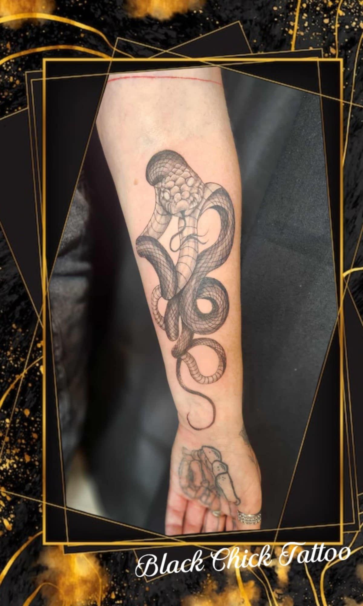 Tatouage pointillisme dot work réalisation 27 — Black Chick Tattoo Tours-en-Savoie