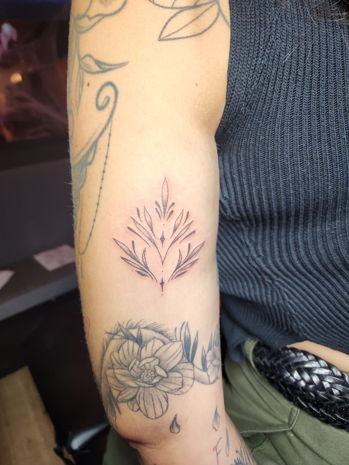 Tatouage pointillisme dot work réalisation 36 — Black Chick Tattoo Tours-en-Savoie