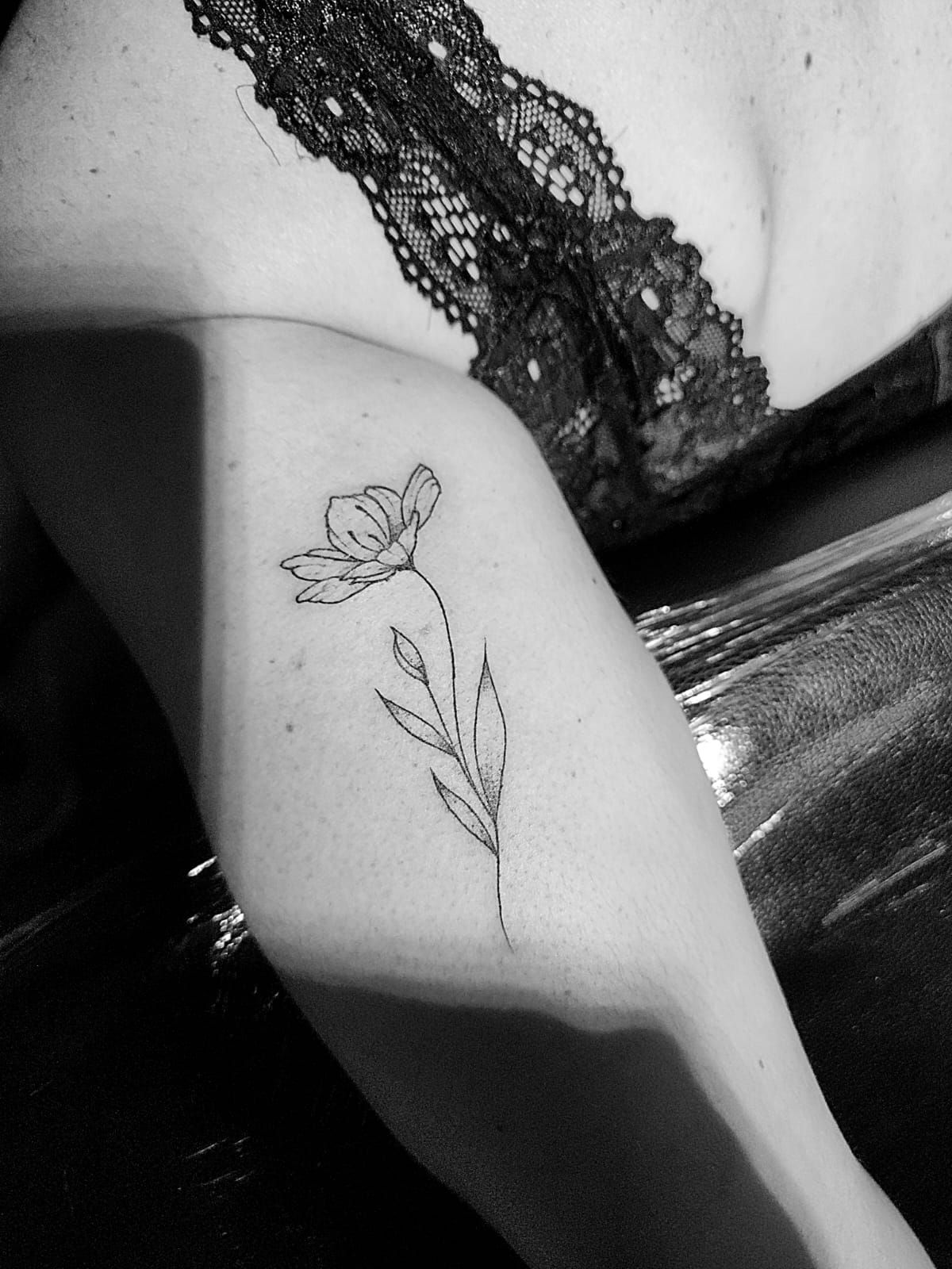 Tatouage pointillisme dot work réalisation 38 — Black Chick Tattoo Tours-en-Savoie