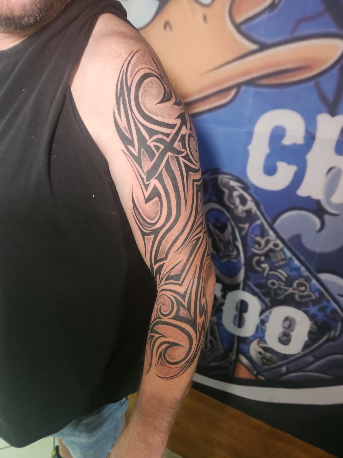 Tatouage pointillisme dot work, réalisation 43 de Black Chick Tattoo à Tours-en-Savoie
