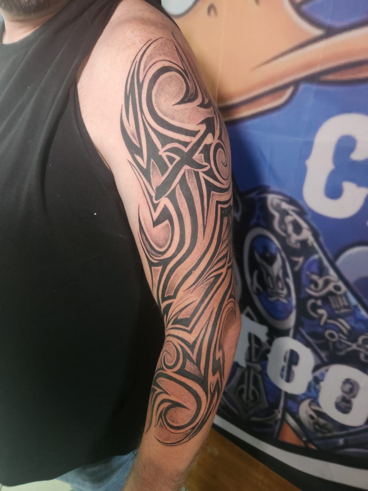 Tatouage pointillisme dot work, réalisation 44 de Black Chick Tattoo à Tours-en-Savoie