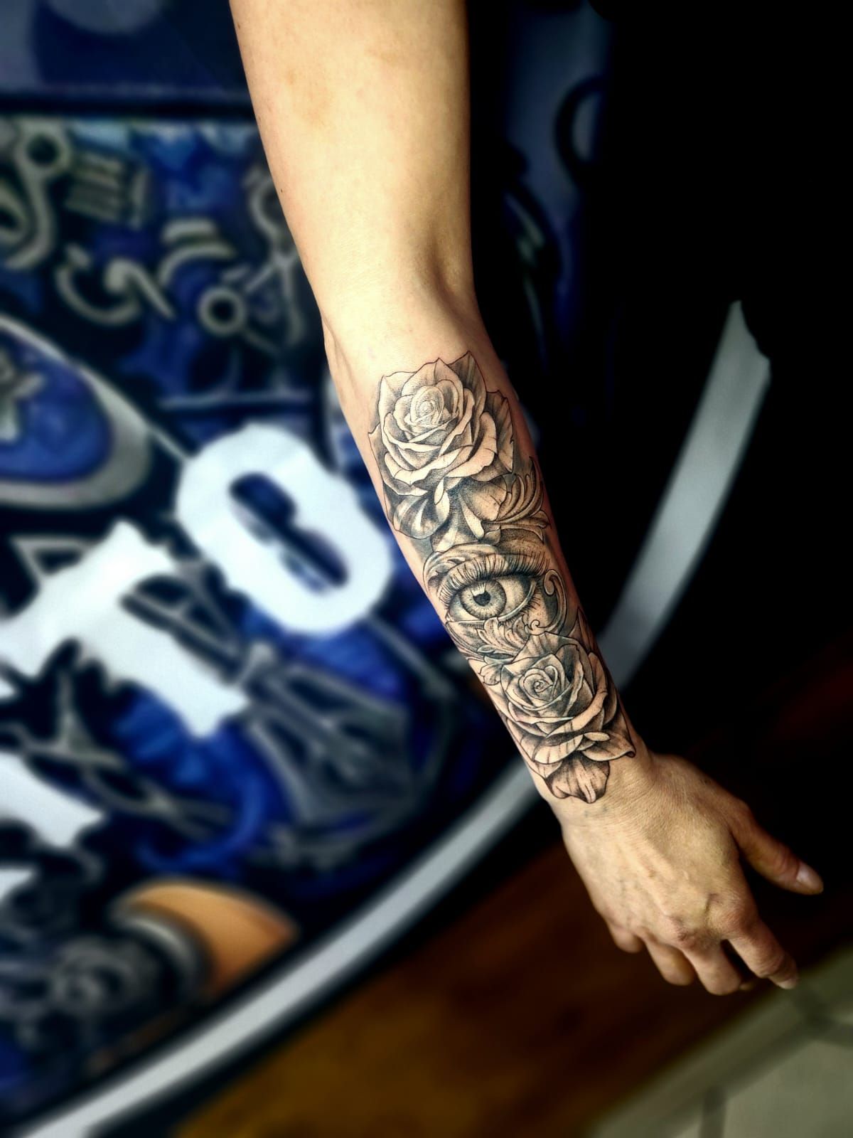 Tatouage pointillisme dot work, réalisation 45 de Black Chick Tattoo à Tours-en-Savoie