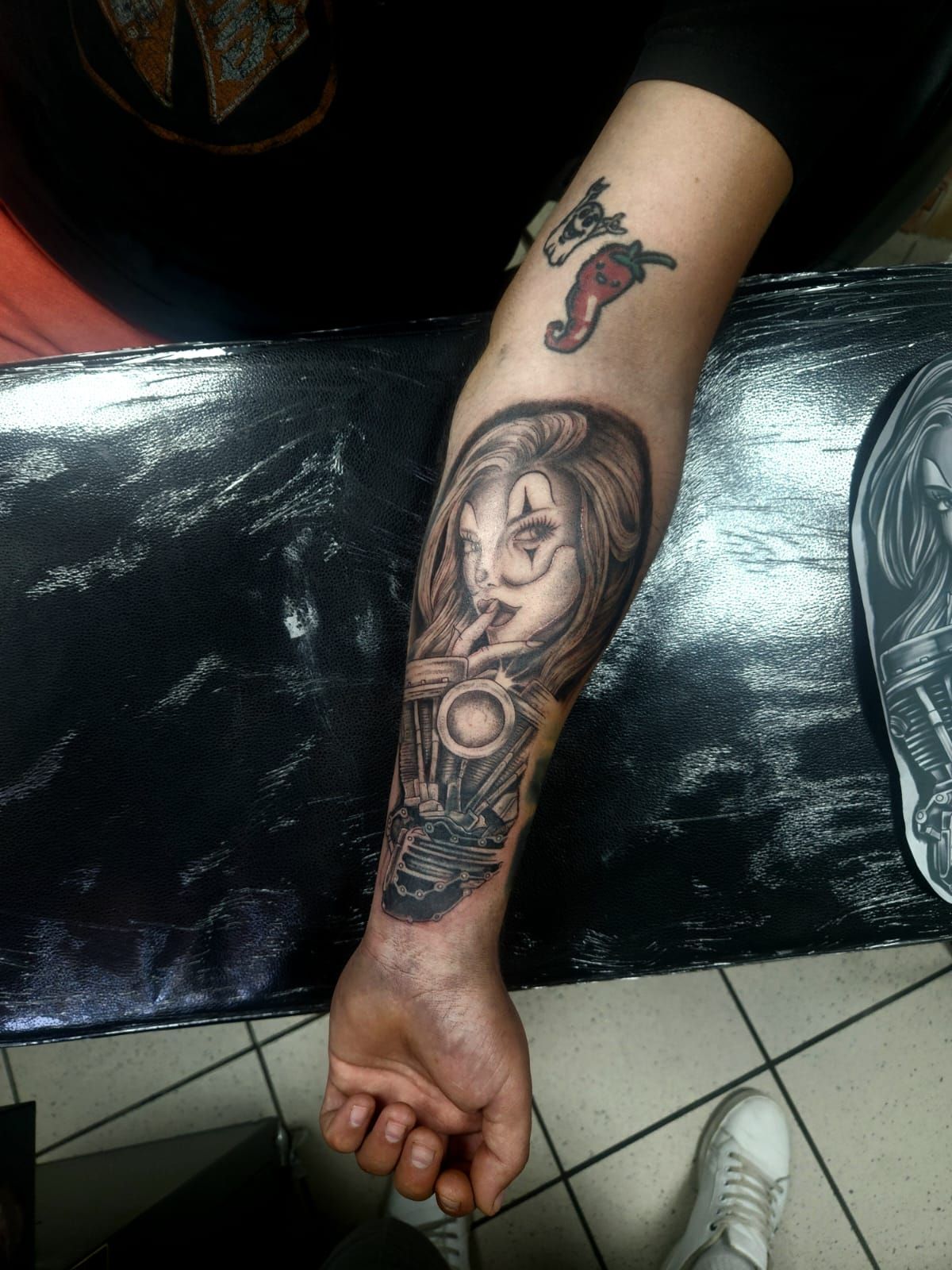 Tatouage pointillisme dot work, réalisation 46 de Black Chick Tattoo à Tours-en-Savoie