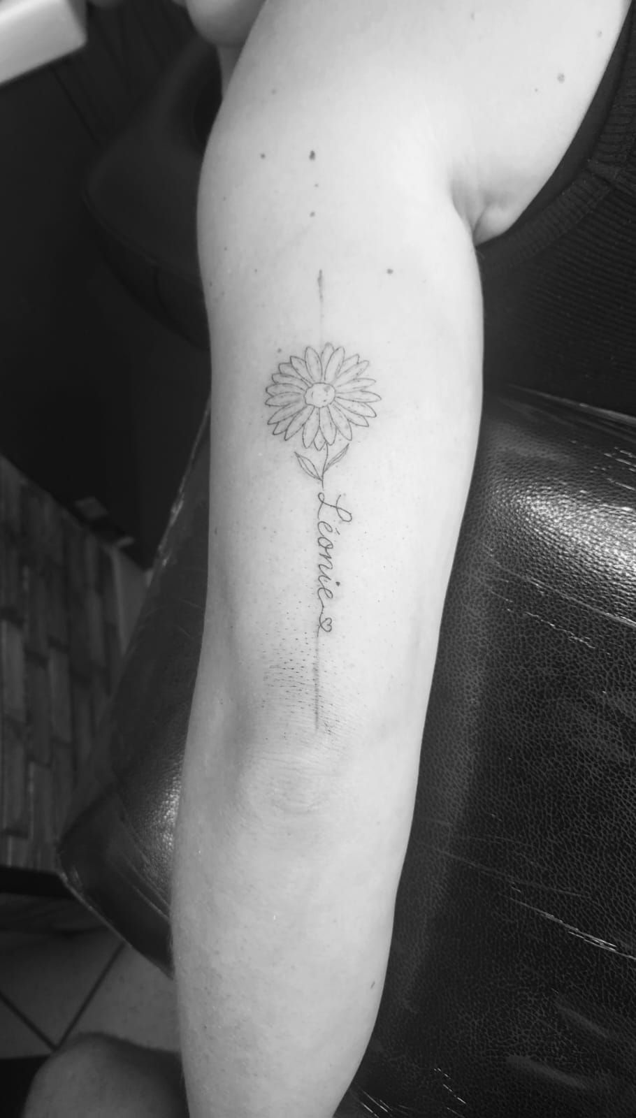 Tatouage pointillisme dot work, réalisation 47 de Black Chick Tattoo à Tours-en-Savoie