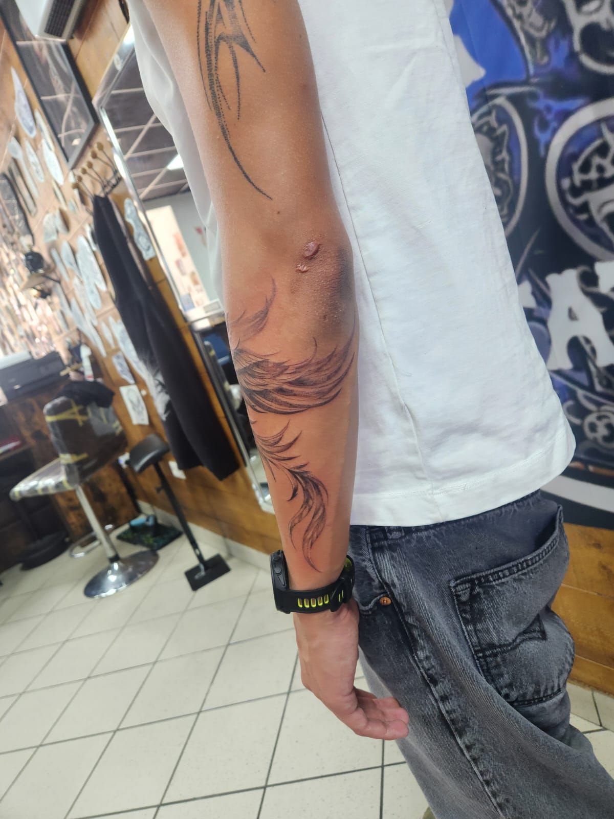 Tatouage pointillisme dot work, réalisation 50 de Black Chick Tattoo à Tours-en-Savoie