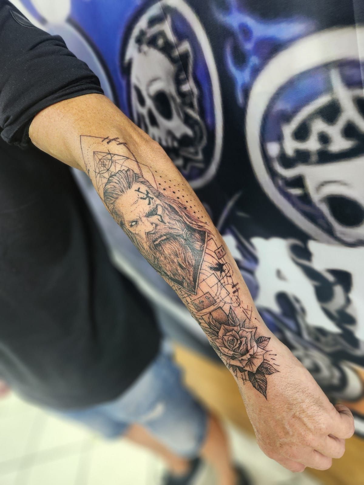Tatouage pointillisme dot work, réalisation 51 de Black Chick Tattoo à Tours-en-Savoie