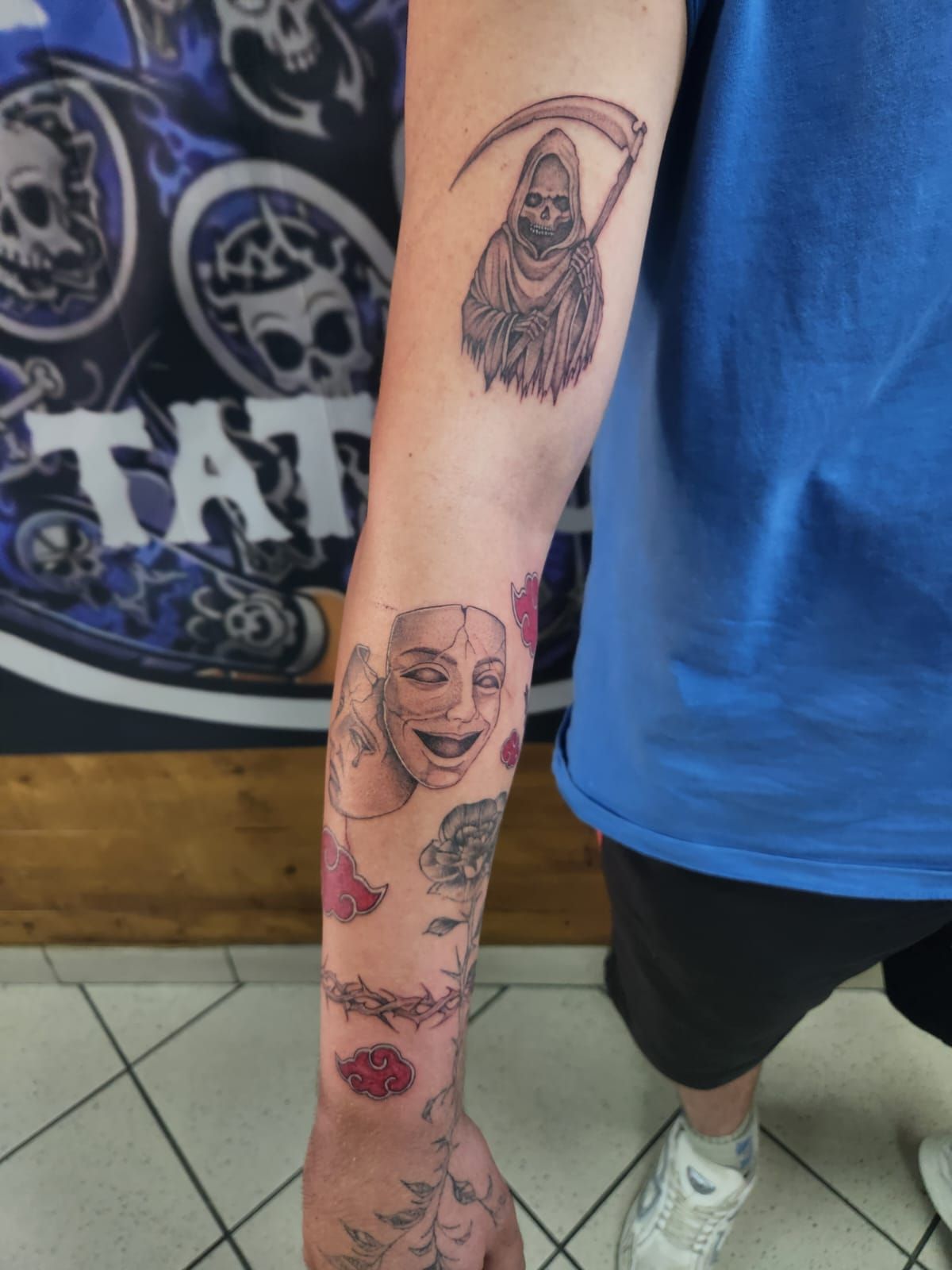 Tatouage pointillisme dot work, réalisation 60 de Black Chick Tattoo à Tours-en-Savoie