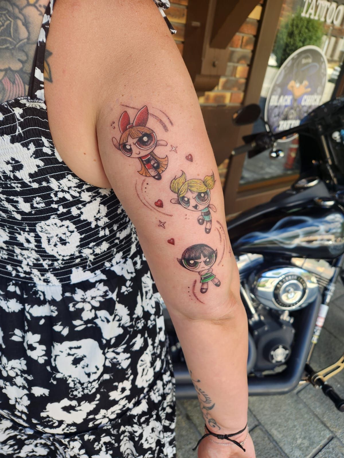 Tatouage pointillisme dot work, réalisation 63 de Black Chick Tattoo à Tours-en-Savoie