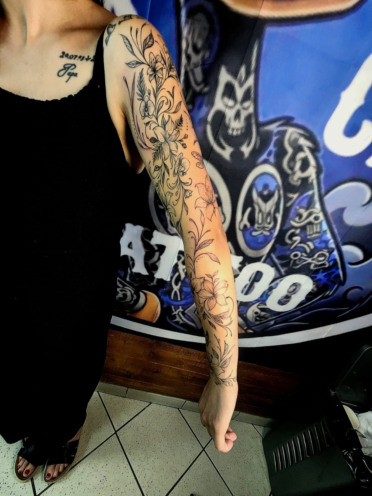 Tatouage pointillisme dot work, réalisation 64 de Black Chick Tattoo à Tours-en-Savoie