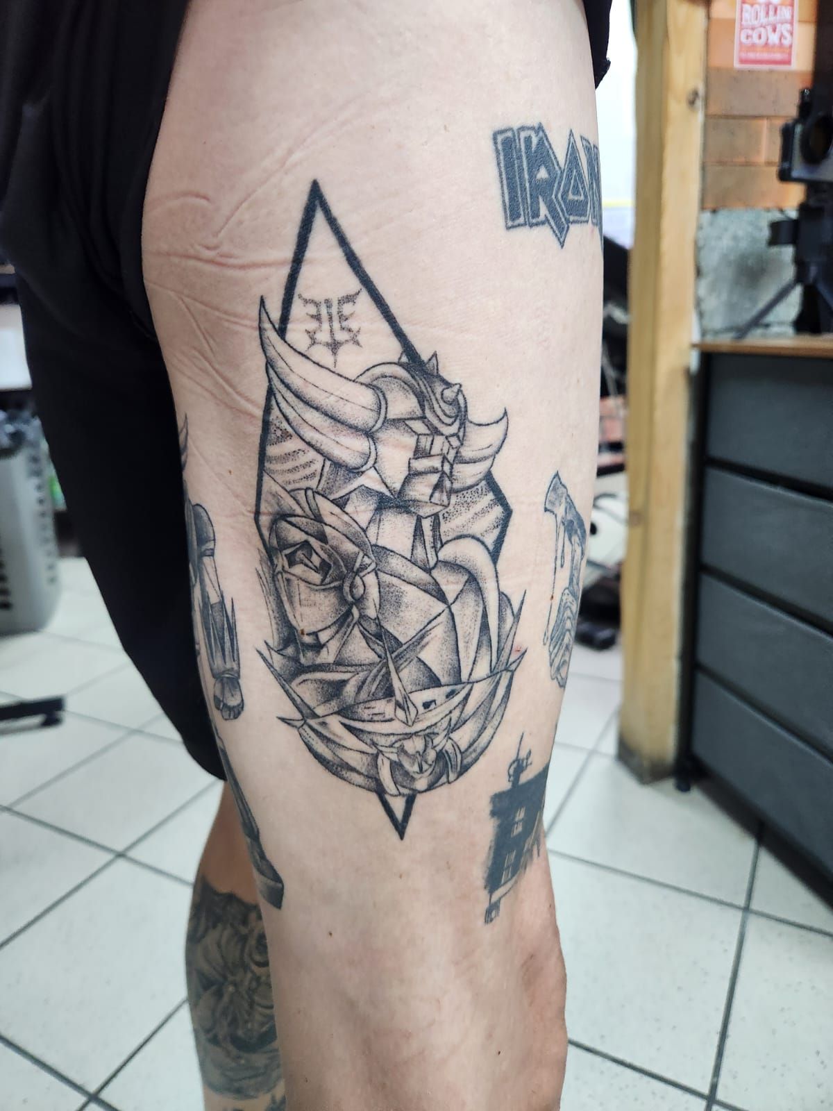 Tatouage pointillisme dot work, réalisation 65 de Black Chick Tattoo à Tours-en-Savoie