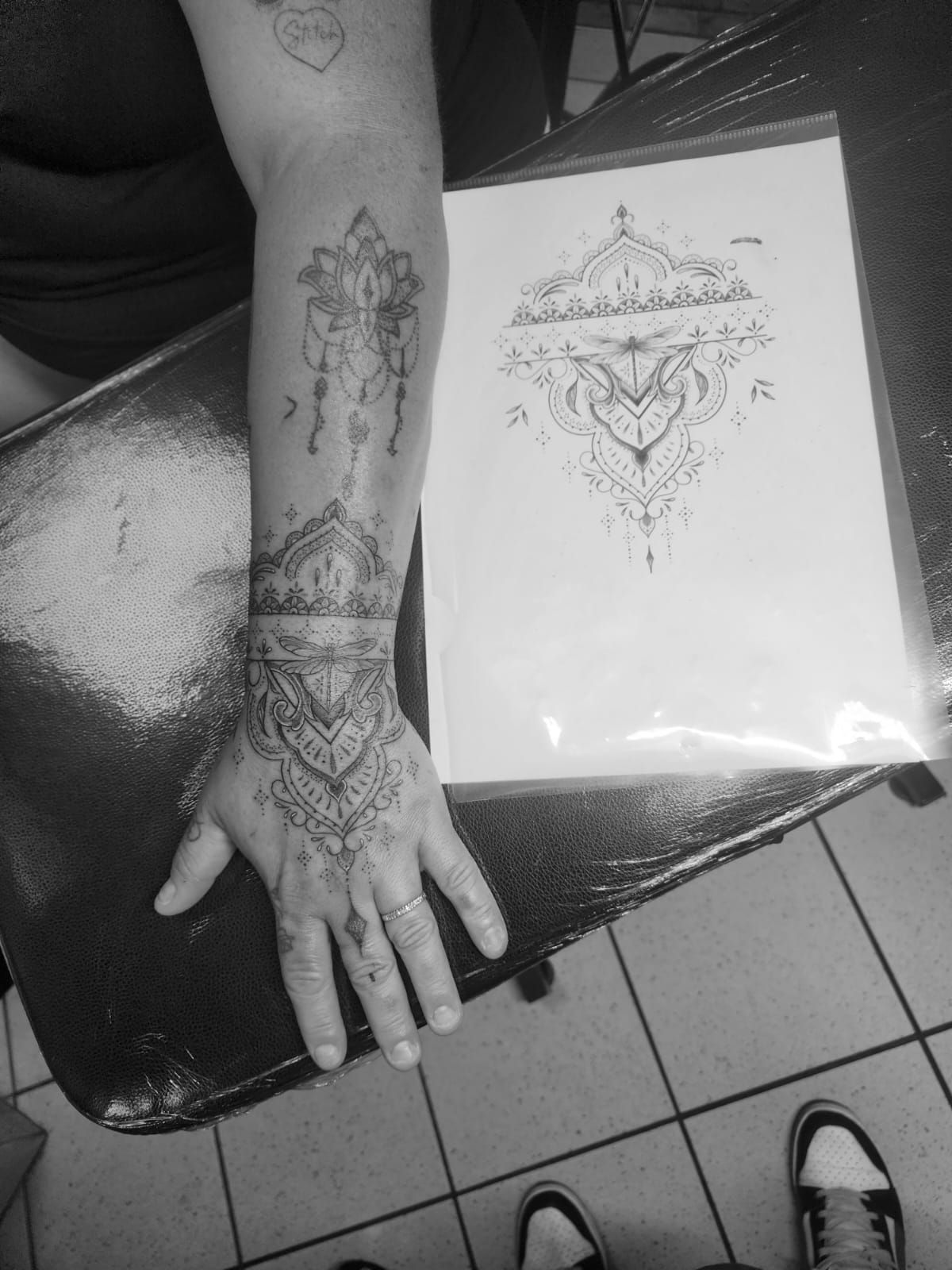 Tatouage pointillisme dot work, réalisation 66 de Black Chick Tattoo à Tours-en-Savoie