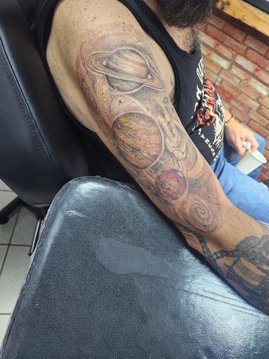 Tatouage pointillisme dot work, réalisation 70 de Black Chick Tattoo à Tours-en-Savoie
