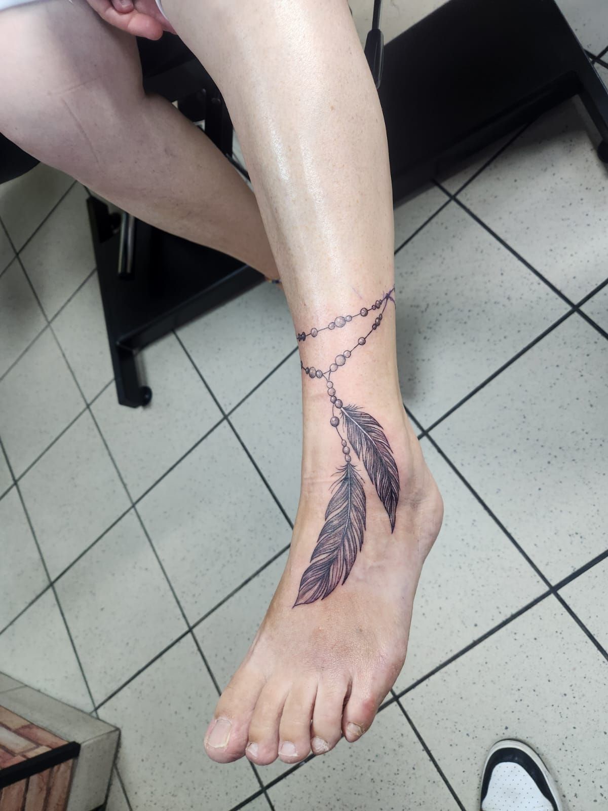 Tatouage pointillisme dot work, réalisation 71 de Black Chick Tattoo à Tours-en-Savoie