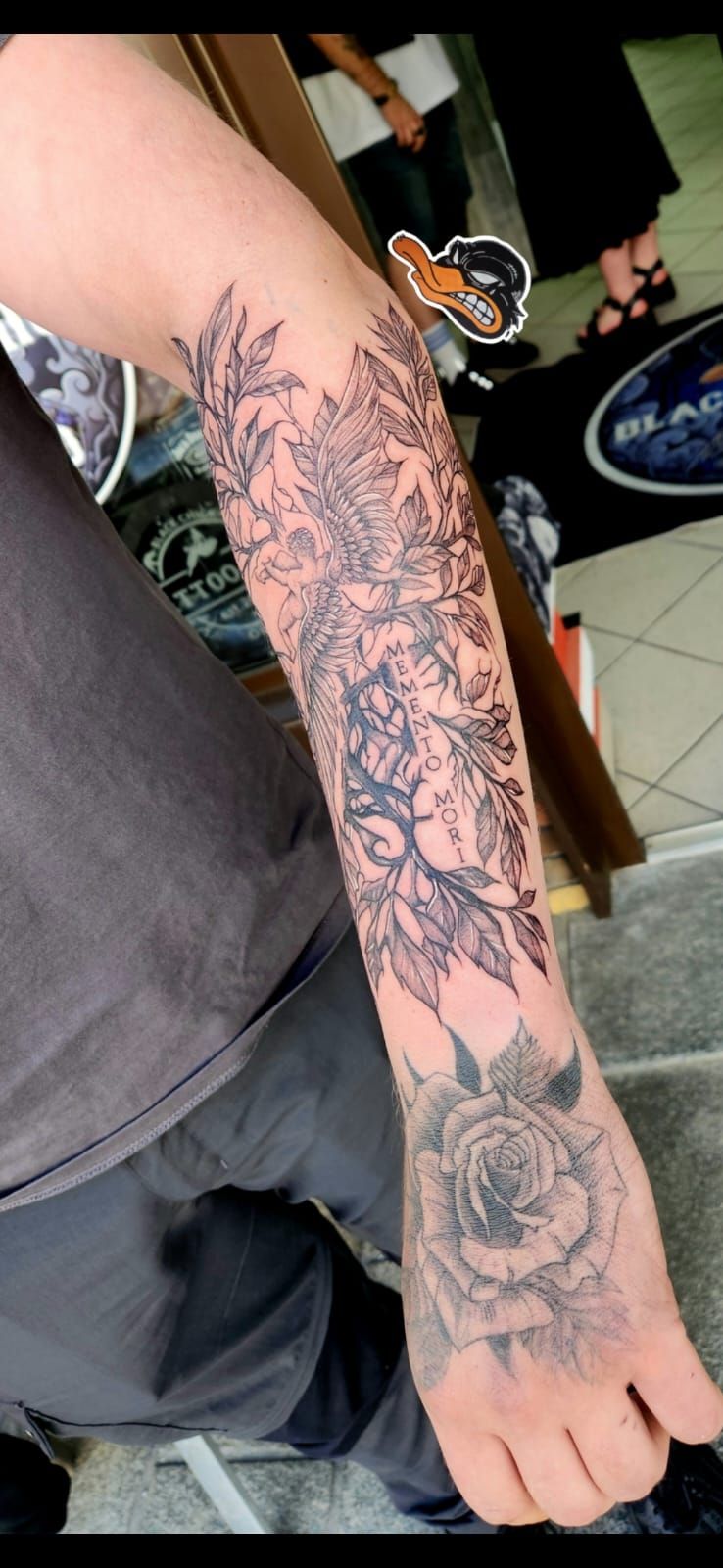 Tatouage pointillisme dot work, réalisation 73 de Black Chick Tattoo à Tours-en-Savoie