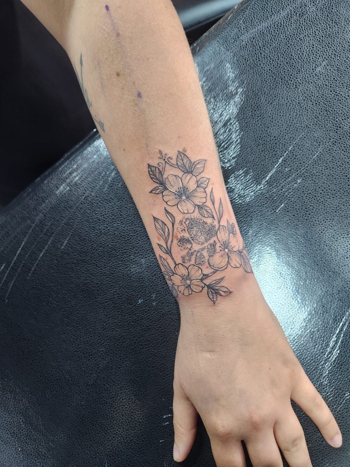 Tatouage pointillisme dot work, réalisation 74 de Black Chick Tattoo à Tours-en-Savoie