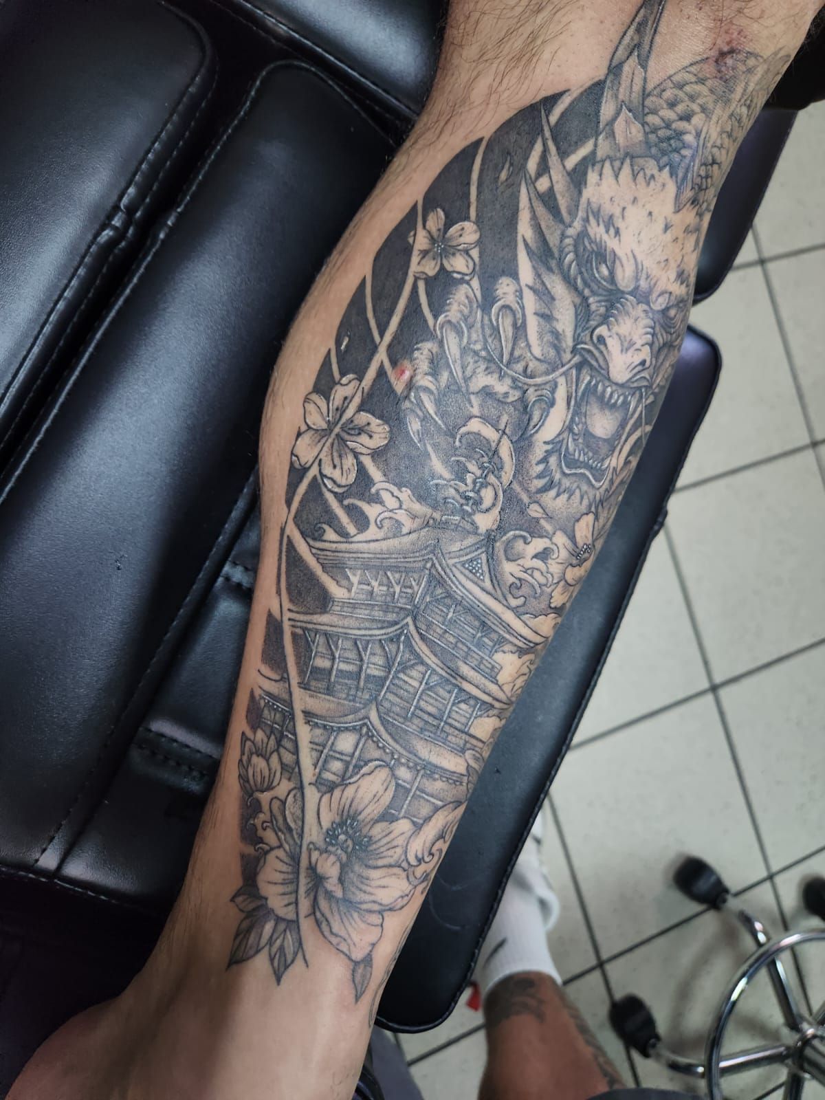 Tatouage pointillisme dot work, réalisation 75 de Black Chick Tattoo à Tours-en-Savoie