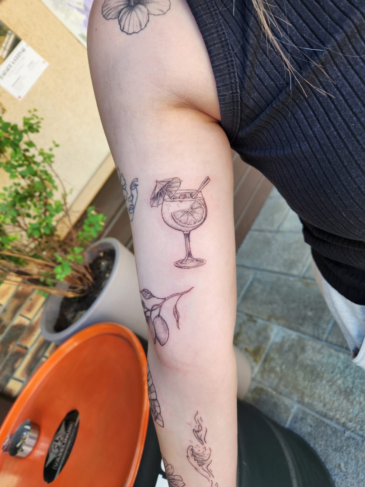 Tatouage pointillisme dot work, réalisation 76 de Black Chick Tattoo à Tours-en-Savoie