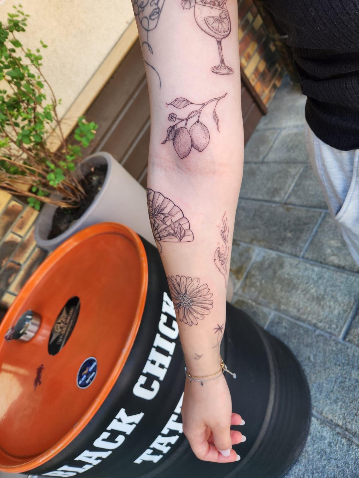 Tatouage pointillisme dot work, réalisation 77 de Black Chick Tattoo à Tours-en-Savoie