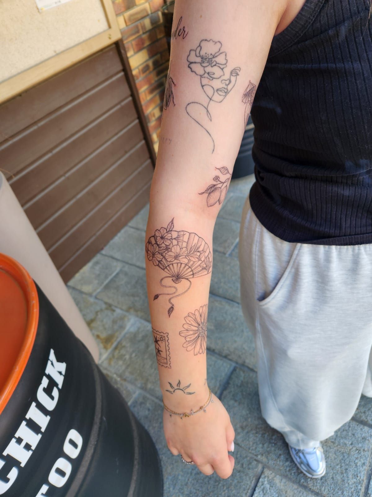 Tatouage pointillisme dot work, réalisation 78 de Black Chick Tattoo à Tours-en-Savoie