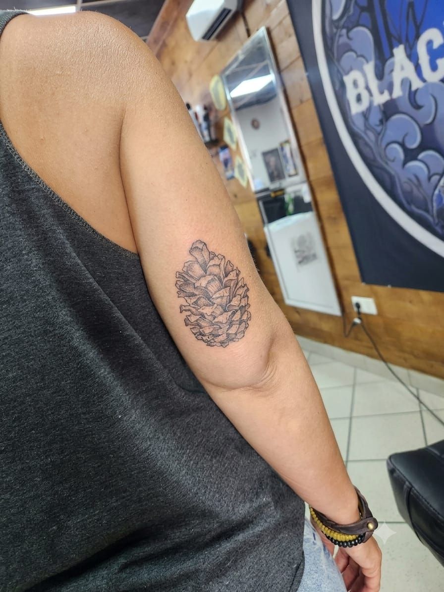 Tatouage pointillisme dot work, réalisation 84 de Black Chick Tattoo à Tours-en-Savoie