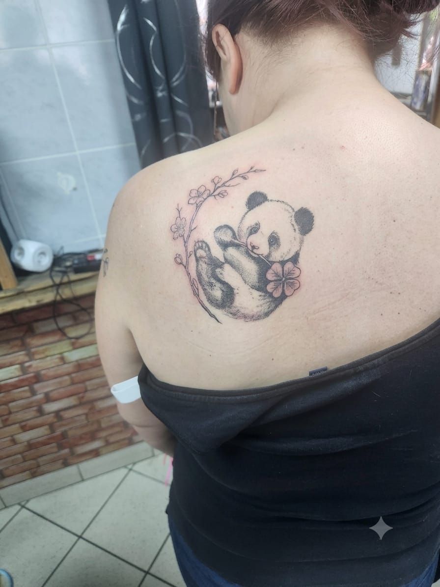 Tatouage pointillisme dot work, réalisation 87 de Black Chick Tattoo à Tours-en-Savoie