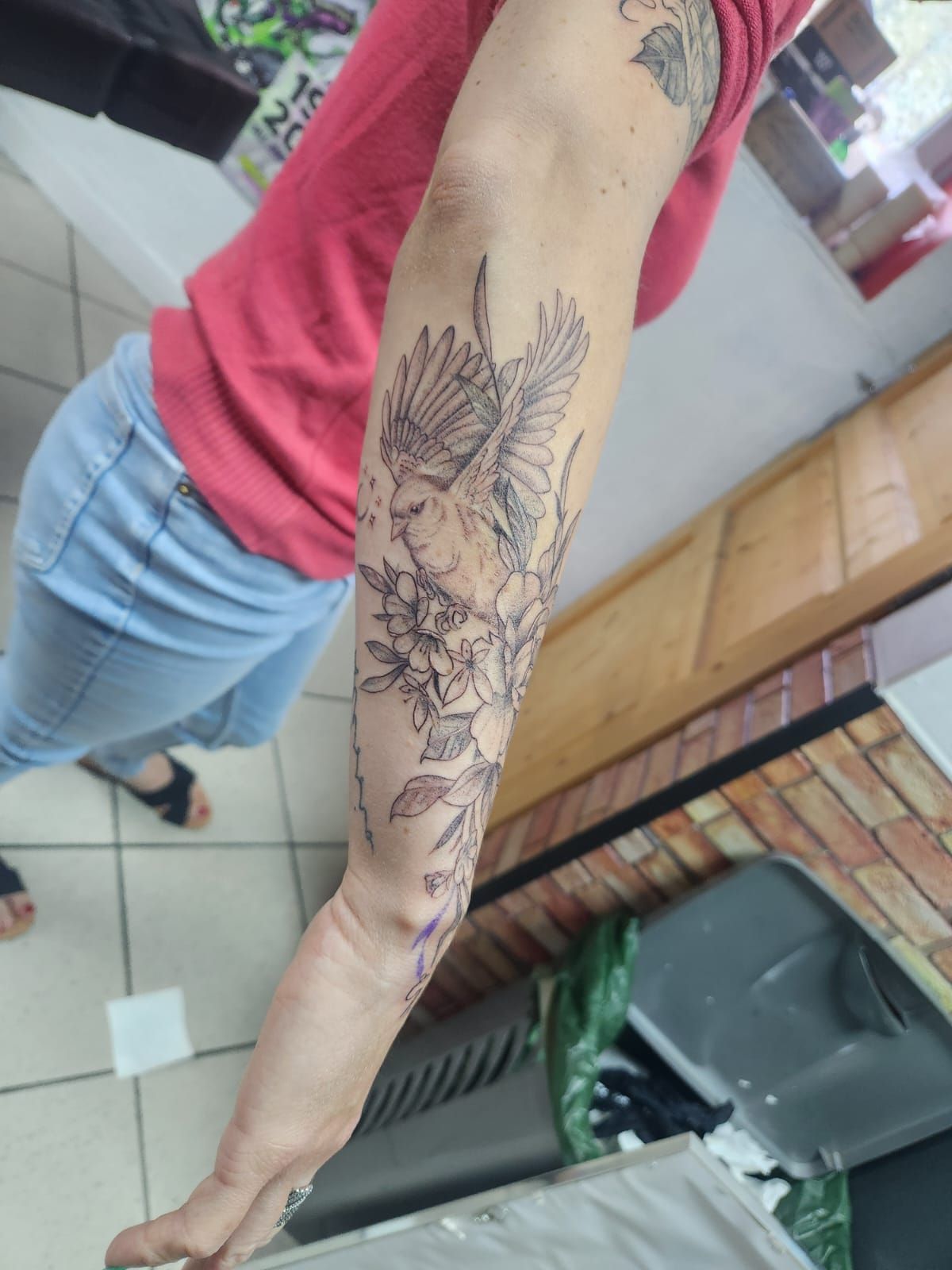 Tatouage pointillisme dot work, réalisation 88 de Black Chick Tattoo à Tours-en-Savoie