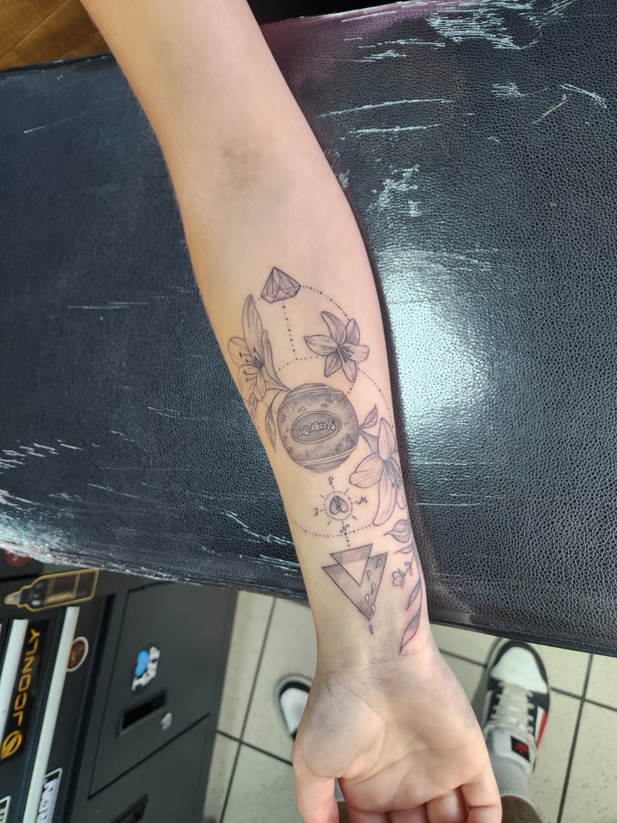 Tatouage pointillisme dot work, réalisation 89 de Black Chick Tattoo à Tours-en-Savoie