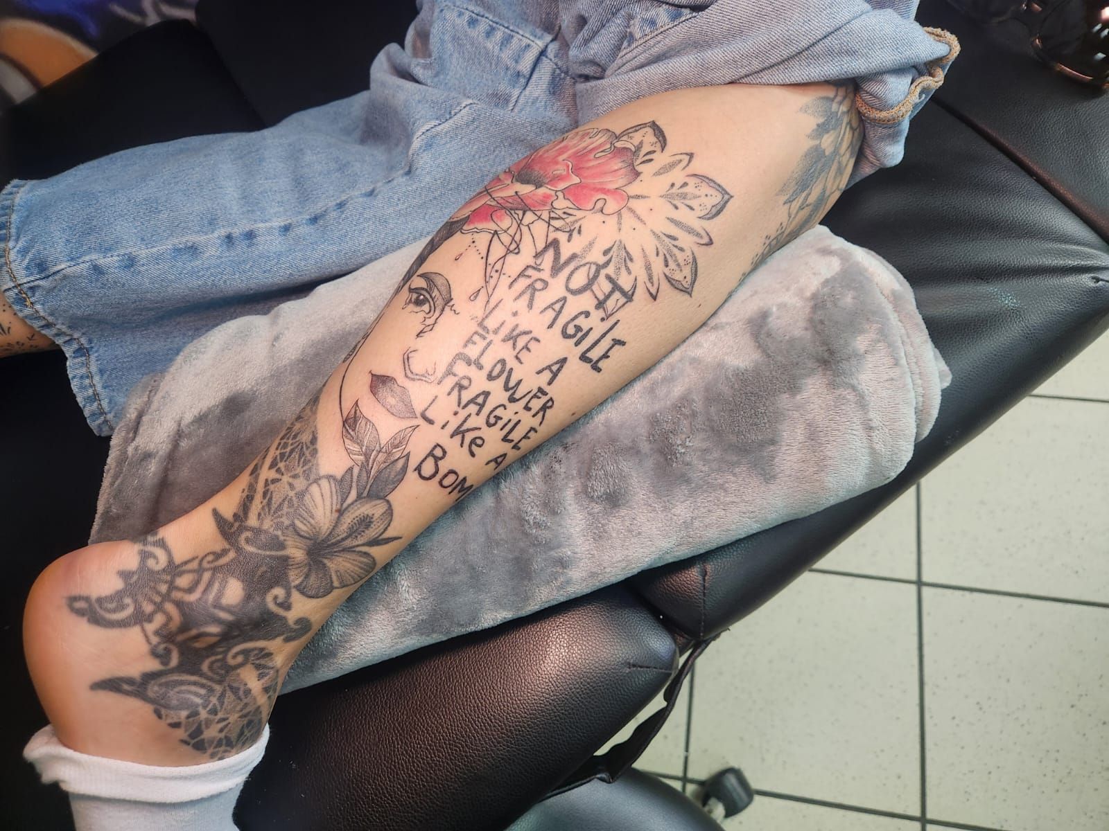 Tatouage pointillisme dot work, réalisation 90 de Black Chick Tattoo à Tours-en-Savoie